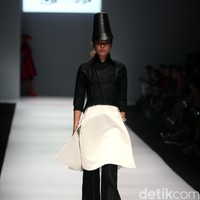 Koleksi Didi kali ini memasukan unsur budaya jawa dengan warna emas agar terkesan lebih anggun. [Foto: Mohammad Abduh/Wolipop]