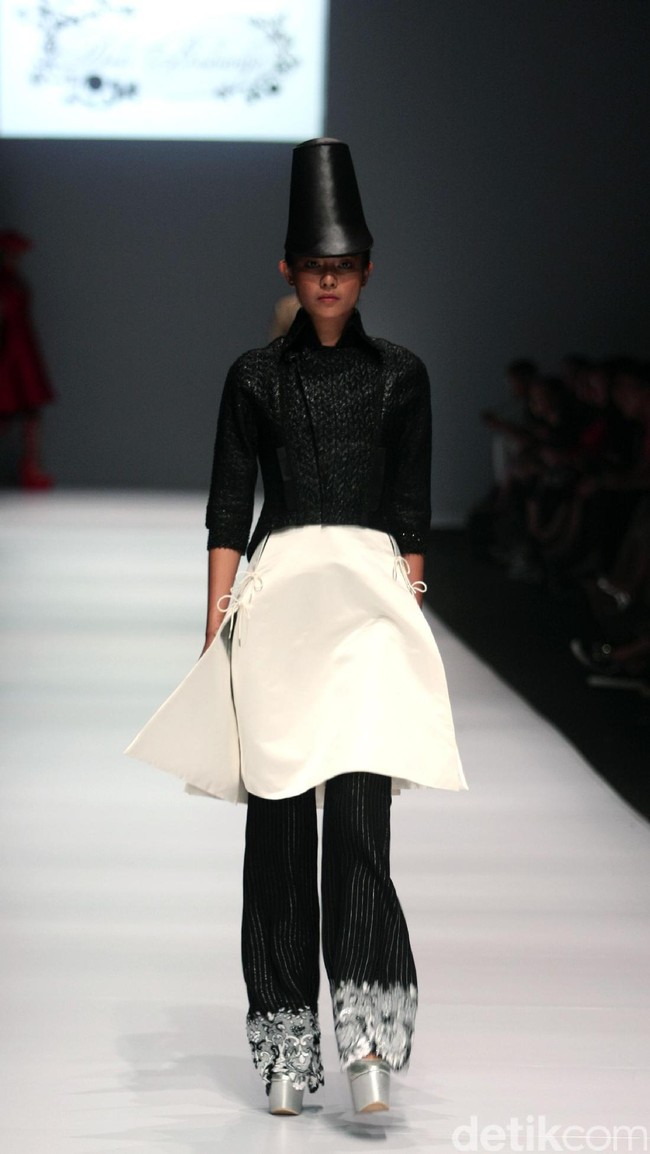 Koleksi Didi kali ini memasukan unsur budaya jawa dengan warna emas agar terkesan lebih anggun. [Foto: Mohammad Abduh/Wolipop]