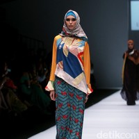 Rancangan Lutfiah Ibrahim Saleh yang menampilkan Koleksi Lusense Krisdayanti mengangkat tema Magical City di Jakarta Fashion Week 2017. Senayan City. Jakarta. [Foto: Mohammad Abduh/Wolipop]