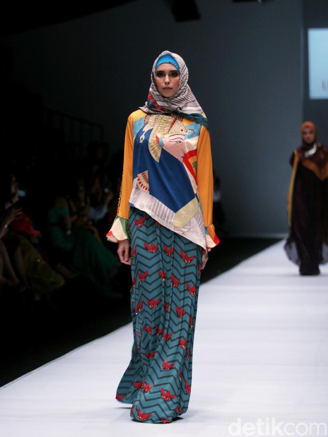 Rancangan Lutfiah Ibrahim Saleh yang menampilkan Koleksi Lusense Krisdayanti mengangkat tema Magical City di Jakarta Fashion Week 2017. Senayan City. Jakarta. [Foto: Mohammad Abduh/Wolipop]