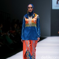 Rancangan Lutfiah Ibrahim Saleh yang menampilkan Koleksi Lusense Krisdayanti mengangkat tema Magical City di Jakarta Fashion Week 2017. Senayan City. Jakarta. [Foto: Mohammad Abduh/Wolipop]