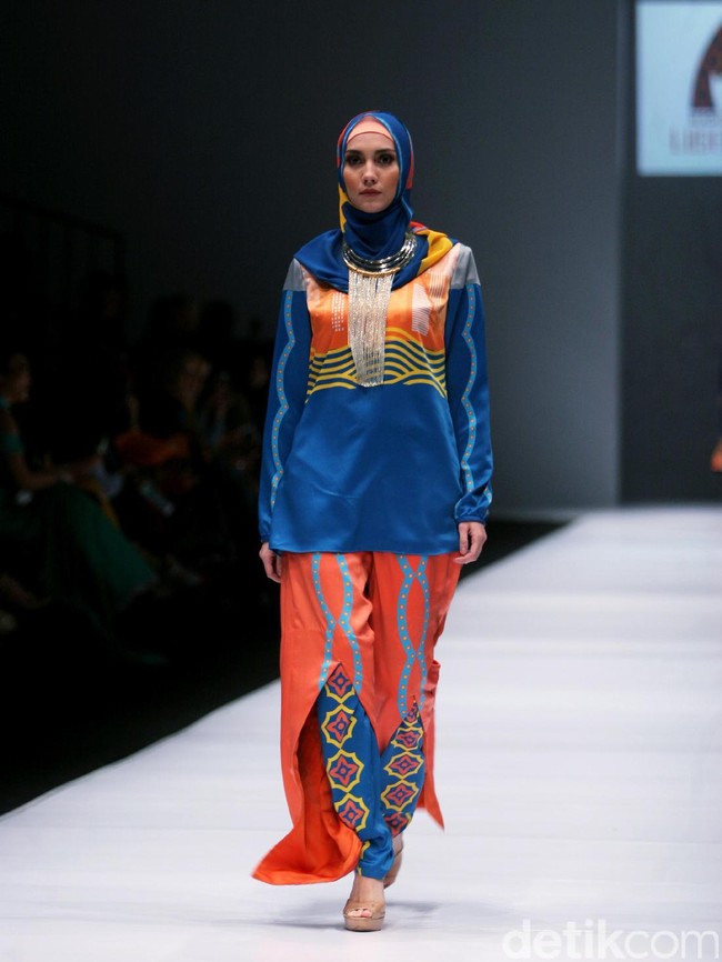Rancangan Lutfiah Ibrahim Saleh yang menampilkan Koleksi Lusense Krisdayanti mengangkat tema Magical City di Jakarta Fashion Week 2017. Senayan City. Jakarta. [Foto: Mohammad Abduh/Wolipop]