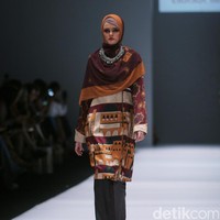 Rancangan Lutfiah Ibrahim Saleh yang menampilkan Koleksi Lusense Krisdayanti mengangkat tema Magical City di Jakarta Fashion Week 2017. Senayan City. Jakarta. [Foto: Mohammad Abduh/Wolipop]