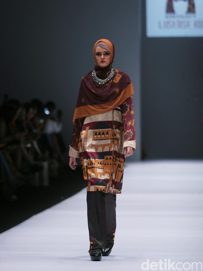 Rancangan Lutfiah Ibrahim Saleh yang menampilkan Koleksi Lusense Krisdayanti mengangkat tema Magical City di Jakarta Fashion Week 2017. Senayan City. Jakarta. [Foto: Mohammad Abduh/Wolipop]