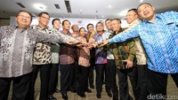 Menteri BUMN Rini Soemarno bersama jajaran direksi menyatukan tangan usai penandatanganan MoU di Kementerian BUMN, Jakarta Pusat, Selasa (29/11/2016). Hadir juga dalam acara itu Direktur Utama BNI Achmad Baiquni, dan Wakil Direktur Utama BNI Suprajarto.