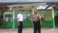 Atap ruang laboratorium SMP 4 Jl Kayuringin, Kota Bekasi, Jawa Barat, roboh.