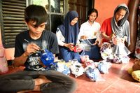 Melihat Para Pelajar di Purwakarta Membantu Pekerjaan Orangtuanya