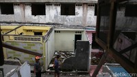 Sebagian tembok bangunan telah ambruk.