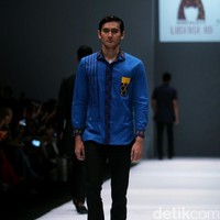 Rancangan Lutfiah Ibrahim Saleh yang menampilkan Koleksi Lusense Krisdayanti mengangkat tema Magical City di Jakarta Fashion Week 2017. Senayan City. Jakarta. [Foto: Mohammad Abduh/Wolipop]