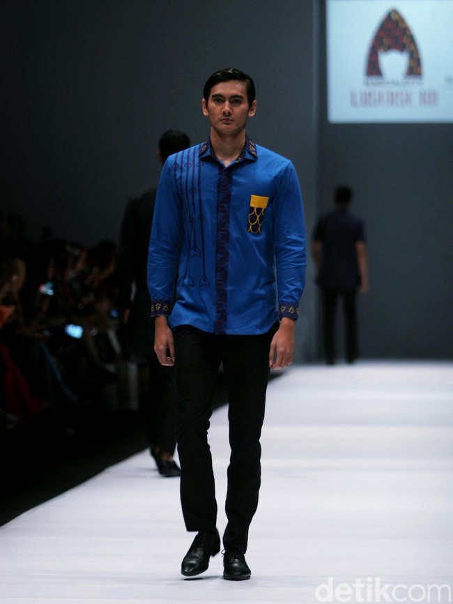Rancangan Lutfiah Ibrahim Saleh yang menampilkan Koleksi Lusense Krisdayanti mengangkat tema Magical City di Jakarta Fashion Week 2017. Senayan City. Jakarta. [Foto: Mohammad Abduh/Wolipop]