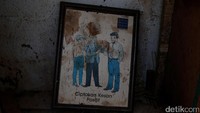 Karikatur tergeletak di sudut ruangan.