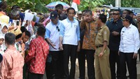 Jokowi tampak didampingi Menteri Desa, PDT dan Transmigrasi Eko Sandjojo, Menteri PUPR Basuki Hadumuljono, Gubernur Jawa Timur Soekarwo, Bupati Tuban Fathul Huda dan Kepala Desa Sumurgeneng Muntari. Wening/Humas Mendes PDT.