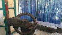 Foto: Meriam kuno dan jangkar raksasa tersebut tentu menjadi peninggalan bersejarah yang harus kita jaga, sebagai bukti kejayaan di masa lampau (Esty/detikTravel)