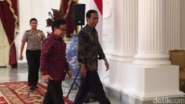Jamu Makan Siang, Jokowi Ambilkan Cak Imin Perkedel Kentang