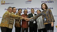 Jajaran direksi seperti Direktur Keuangan Bukit Asam Achmad Sudarto (dua dari kanan), Dirut Bukit Asam Arviyan Arifin (tengah), Dirut KAI Edi Sukmoro (tiga dari kanan), Wadirut Bank Mandiri Sulaiman Arianto (dua dari kanan), dan SEVP Bank Mandiri Alexandra Askandar (kanan) menyatukan tangan usai penandatanganan perjanjian kredit di Jakarta, Selasa (29/11/2016).