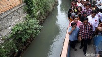 Djarot menyusuri gang di permukiman padat di Petukangan Utara.
