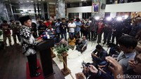 Dengan berat hati Akom memutuskan pamit dari agenda rapat Bamus yang digelar malam ini di Kompleks Parlemen Senayan, Jakarta Pusat, Selasa (29/11/2016). Namun dia menegaskan jika dirinya sungguh ingin menghadiri rapat tersebut.