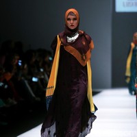 Rancangan Lutfiah Ibrahim Saleh yang menampilkan Koleksi Lusense Krisdayanti mengangkat tema Magical City di Jakarta Fashion Week 2017. Senayan City. Jakarta. [Foto: Mohammad Abduh/Wolipop]