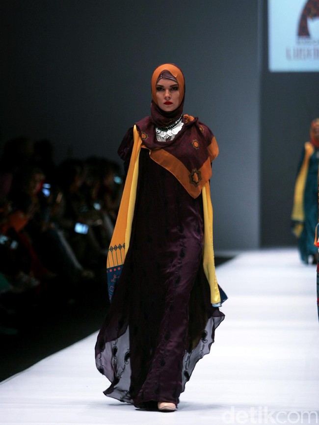 Rancangan Lutfiah Ibrahim Saleh yang menampilkan Koleksi Lusense Krisdayanti mengangkat tema Magical City di Jakarta Fashion Week 2017. Senayan City. Jakarta. [Foto: Mohammad Abduh/Wolipop]
