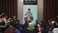 Akom menyampaikan dirinya berhalangan hadir karena sedang sakit, dia sempat meminta agar rapat bamus ditunda, namun Partai Golkar yang diwakili oleh Sekjen Idrus Marham menyampaikan musyawarah harus digelar sesegera mungkin.