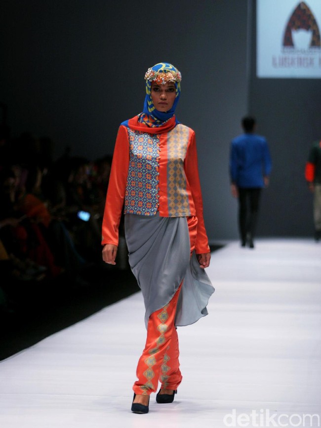 Rancangan Lutfiah Ibrahim Saleh yang menampilkan Koleksi Lusense Krisdayanti mengangkat tema Magical City di Jakarta Fashion Week 2017. Senayan City. Jakarta. [Foto: Mohammad Abduh/Wolipop]