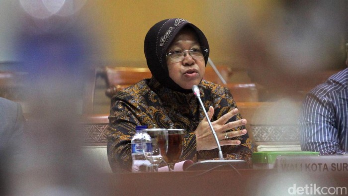 Wali Kota Surabaya Tri Rismaharini memenuhi undangan Komisi III DPR. Rapat kali ini terkait dengan kasus pembangunan Pasar Turi yang terbakar.
