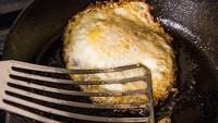 ARIES : Sikap tidak sabar membuat Anda menerima apa saja telur yang ada buat sarapan. Termasuk telur yang sedikit gosong.Foto: Getty Images