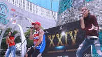 Shae, Andhini, dan seorang rapper, Roy Ricardo yang berada dalam satu label yakni Warner Musik Indonesia saat tampil di Central Park, Grogol, Jakarta Barat, akhir pekan lalu. Pool/Gus Mun/detikFoto.