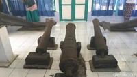 Foto: Tak hanya nekara perunggu, Kepulauan Selayar juga memiliki beberapa ikon lainnya. Beberapa di antaranya adalah meriam kuno dan jangkar raksasa (Esty/detikTravel)