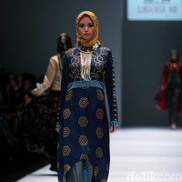 Rancangan Lutfiah Ibrahim Saleh yang menampilkan Koleksi Lusense Krisdayanti mengangkat tema Magical City di Jakarta Fashion Week 2017. Senayan City. Jakarta. [Foto: Mohammad Abduh/Wolipop]