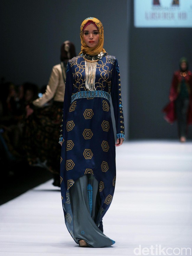 Rancangan Lutfiah Ibrahim Saleh yang menampilkan Koleksi Lusense Krisdayanti mengangkat tema Magical City di Jakarta Fashion Week 2017. Senayan City. Jakarta. [Foto: Mohammad Abduh/Wolipop]