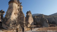 Traveler pun bisa melihat batuan berbentuk cerobong asap yang berdempetan satu sama lain. Ada yang dua berdempet hingga tiga berdempet yang lebih langka (Rois/detikTravel)