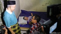 Djarot menjenguk warga yang sedang sakit.