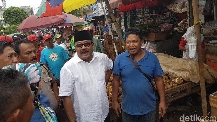 Kampanye di Pasar Ciputat, Cagub Rano Diminta Bernyanyi