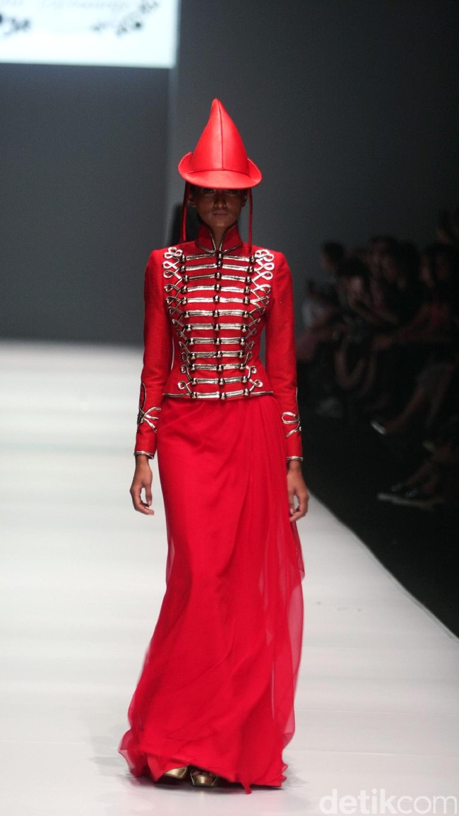 Koleksi Didi kali ini memasukan unsur budaya jawa dengan warna emas agar terkesan lebih anggun. [Foto: Mohammad Abduh/Wolipop]