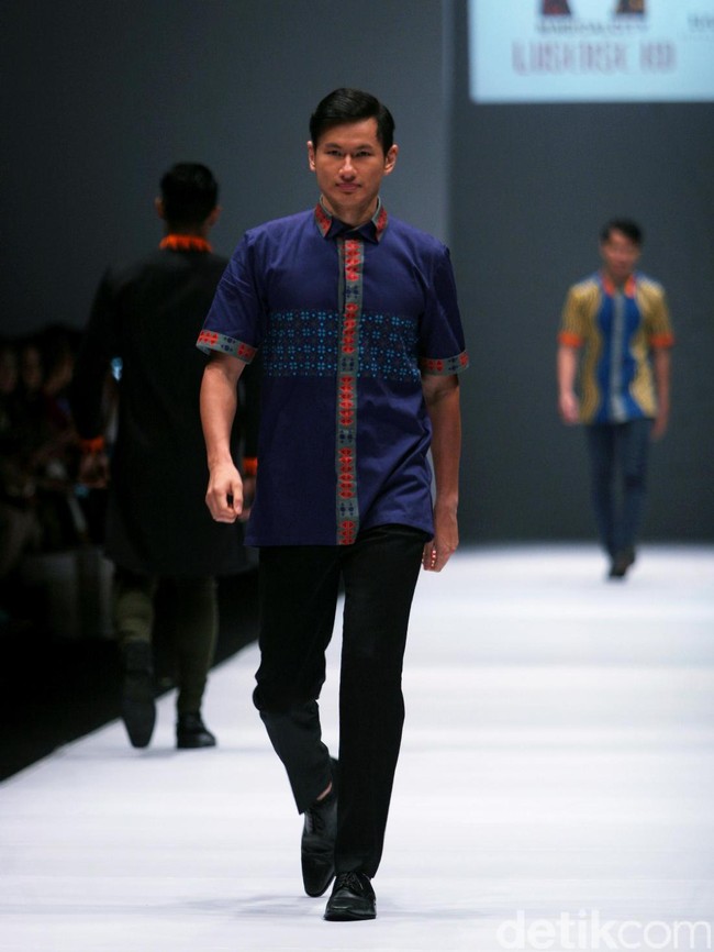 Rancangan Lutfiah Ibrahim Saleh yang menampilkan Koleksi Lusense Krisdayanti mengangkat tema Magical City di Jakarta Fashion Week 2017. Senayan City. Jakarta. [Foto: Mohammad Abduh/Wolipop]