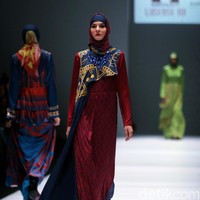 Rancangan Lutfiah Ibrahim Saleh yang menampilkan Koleksi Lusense Krisdayanti mengangkat tema Magical City di Jakarta Fashion Week 2017. Senayan City. Jakarta. [Foto: Mohammad Abduh/Wolipop]