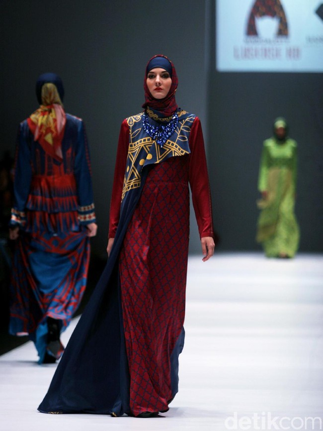 Rancangan Lutfiah Ibrahim Saleh yang menampilkan Koleksi Lusense Krisdayanti mengangkat tema Magical City di Jakarta Fashion Week 2017. Senayan City. Jakarta. [Foto: Mohammad Abduh/Wolipop]