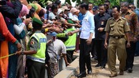 Pada kesempatan itu pula Presiden Jokowi menyapa masyarakat secara langsung. Wening/Humas Mendes PDT.