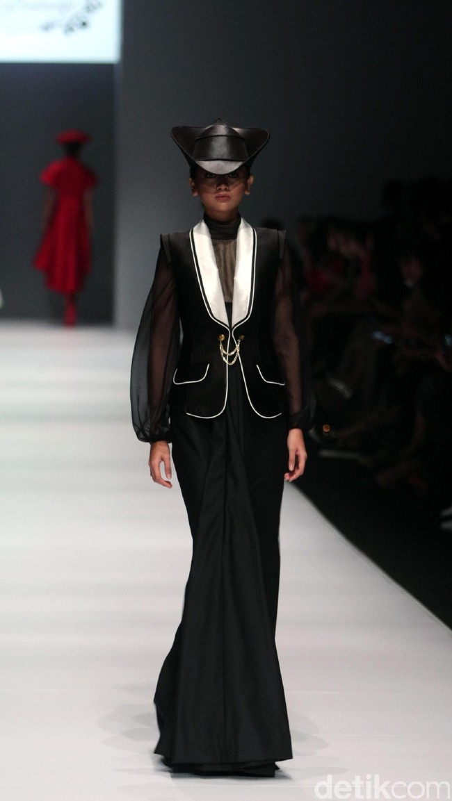 Koleksi Didi kali ini memasukan unsur budaya jawa dengan warna emas agar terkesan lebih anggun. [Foto: Mohammad Abduh/Wolipop]