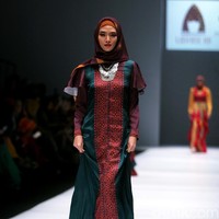Rancangan Lutfiah Ibrahim Saleh yang menampilkan Koleksi Lusense Krisdayanti mengangkat tema Magical City di Jakarta Fashion Week 2017. Senayan City. Jakarta. [Foto: Mohammad Abduh/Wolipop]