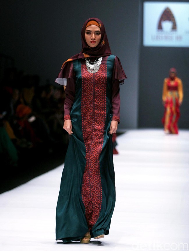 Rancangan Lutfiah Ibrahim Saleh yang menampilkan Koleksi Lusense Krisdayanti mengangkat tema Magical City di Jakarta Fashion Week 2017. Senayan City. Jakarta. [Foto: Mohammad Abduh/Wolipop]