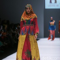 Rancangan Lutfiah Ibrahim Saleh yang menampilkan Koleksi Lusense Krisdayanti mengangkat tema Magical City di Jakarta Fashion Week 2017. Senayan City. Jakarta. [Foto: Mohammad Abduh/Wolipop]