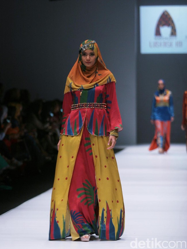 Rancangan Lutfiah Ibrahim Saleh yang menampilkan Koleksi Lusense Krisdayanti mengangkat tema Magical City di Jakarta Fashion Week 2017. Senayan City. Jakarta. [Foto: Mohammad Abduh/Wolipop]