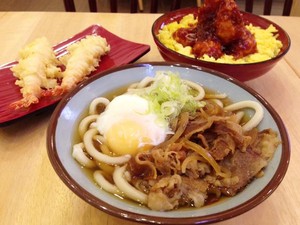 Sanukiseimen Mugimaru: Hangatkan Badan dengan Udon Lembut Bertopping Daging dan Onsen Tamago