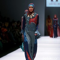 Rancangan Lutfiah Ibrahim Saleh yang menampilkan Koleksi Lusense Krisdayanti mengangkat tema Magical City di Jakarta Fashion Week 2017. Senayan City. Jakarta. [Foto: Mohammad Abduh/Wolipop]