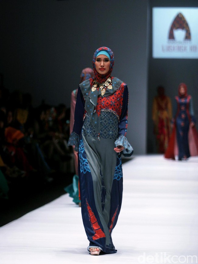 Rancangan Lutfiah Ibrahim Saleh yang menampilkan Koleksi Lusense Krisdayanti mengangkat tema Magical City di Jakarta Fashion Week 2017. Senayan City. Jakarta. [Foto: Mohammad Abduh/Wolipop]