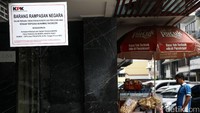 Di area parkir ruko itu kini telah diberi papan bertuliskan BARANG RAMPASAN NEGARA.