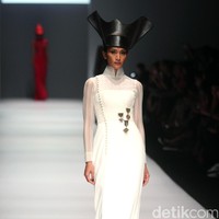 Koleksi Didi kali ini memasukan unsur budaya jawa dengan warna emas agar terkesan lebih anggun. [Foto: Mohammad Abduh/Wolipop]