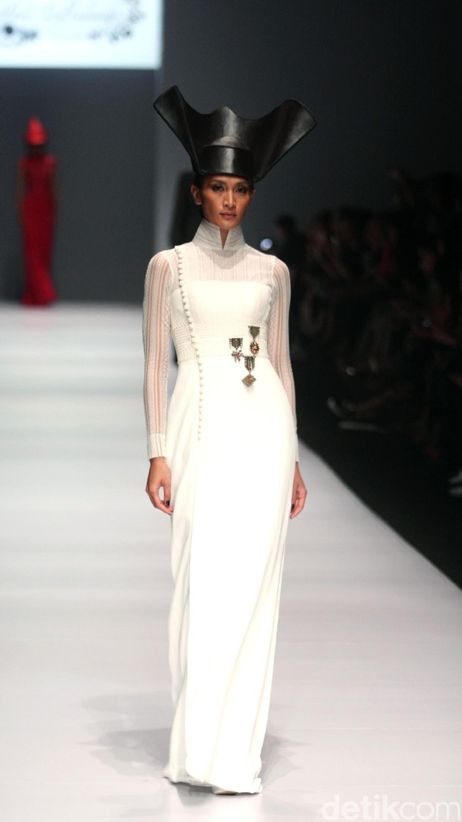 Koleksi Didi kali ini memasukan unsur budaya jawa dengan warna emas agar terkesan lebih anggun. [Foto: Mohammad Abduh/Wolipop]